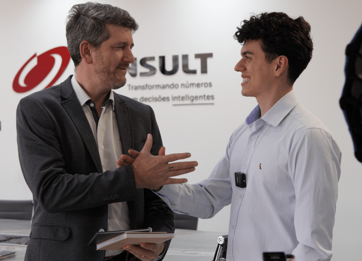 Emanuel em conversa com a liderança de uma empresa cliente