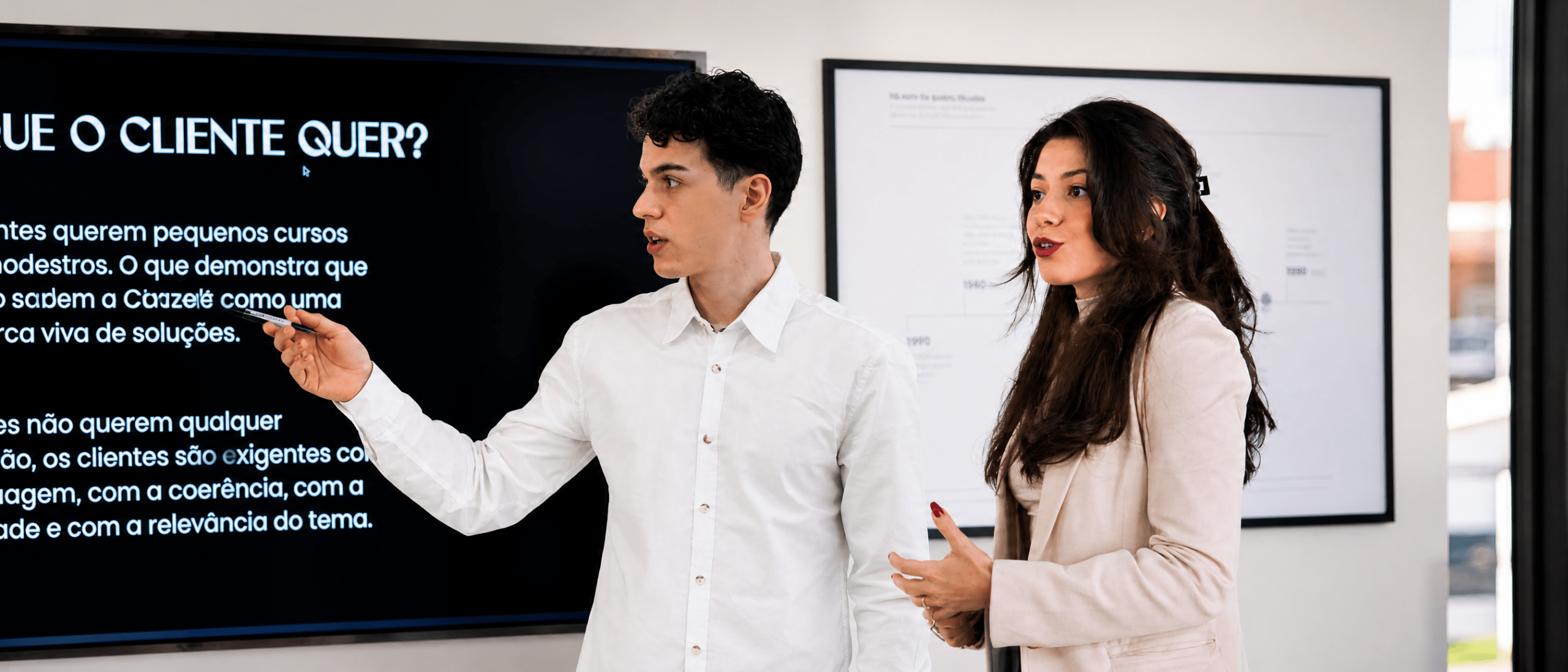 Emanuel e Nicolle conduzindo uma apresentação para uma equipe de liderança